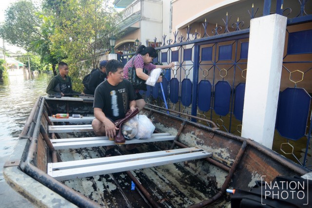 ทหารนำเรือกู้ภัย บริการรับ-ส่งชาวบ้านหมู่บ้านทองสถิตย์วิลล่า รามอินทรา 34