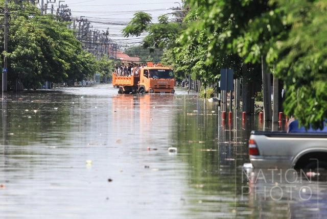 เร่งระบายน้ำนิคมฯบางปู ลงคลองชลประทาน