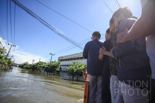 "ทหาร-ตำรวจ" ช่วยคนติดน้ำท่วม นิคมฯบางปู