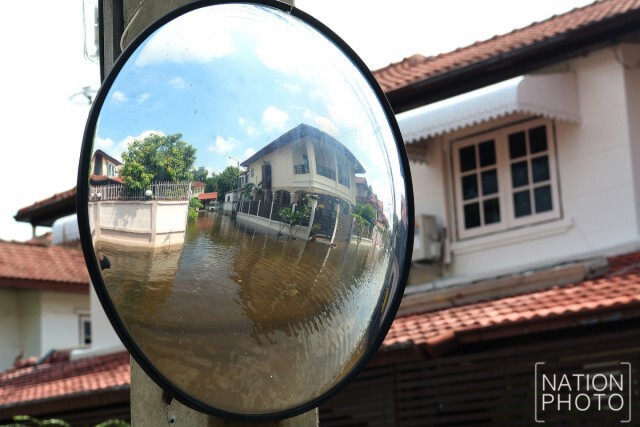 ทหารนำเรือกู้ภัย บริการรับ-ส่งชาวบ้านหมู่บ้านทองสถิตย์วิลล่า รามอินทรา 34