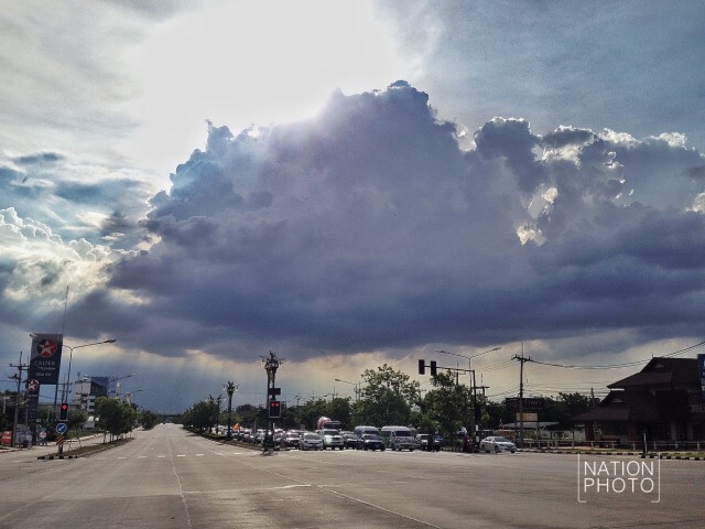 ฝนตกหนักหลายพื้นที่ทั่วกรุงเมื่อคืนนี้ อุตุฯเผยวันนี้กทม.มีฝนคะนอง 60%