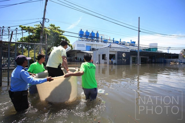 เร่งระบายน้ำนิคมฯบางปู ลงคลองชลประทาน