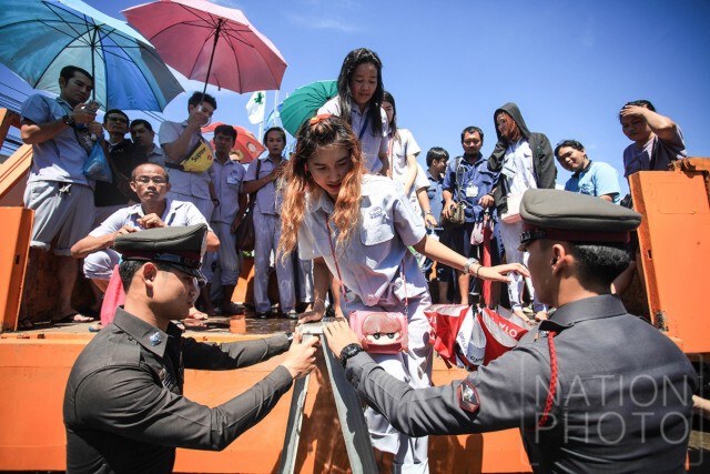 "ทหาร-ตำรวจ" ช่วยคนติดน้ำท่วม นิคมฯบางปู