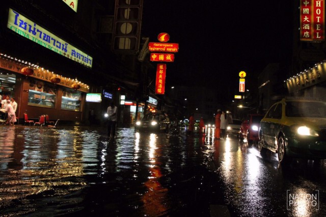 ฝนถล่มกรุงกลางดึก น้ำท่วม 27 จุด
อุตุฯ พยากรณ์กรุงเทพฯวันนี้ เสี่ยงฝน 60%