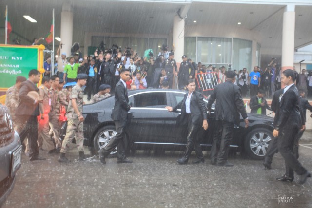 แรงงานเมียนมาร์ ฝ่าสายฝน รอรับ"เมซู"