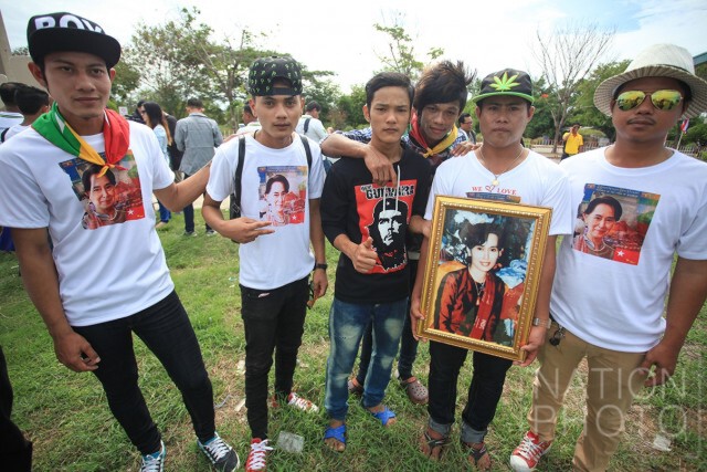 แรงงานเมียนมาร์ รอรับ "ซูจี"ที่ตลาดทะเลไทย สมุทรสาคร