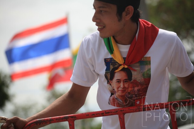 แรงงานเมียนมาร์ รอรับ "ซูจี"ที่ตลาดทะเลไทย สมุทรสาคร