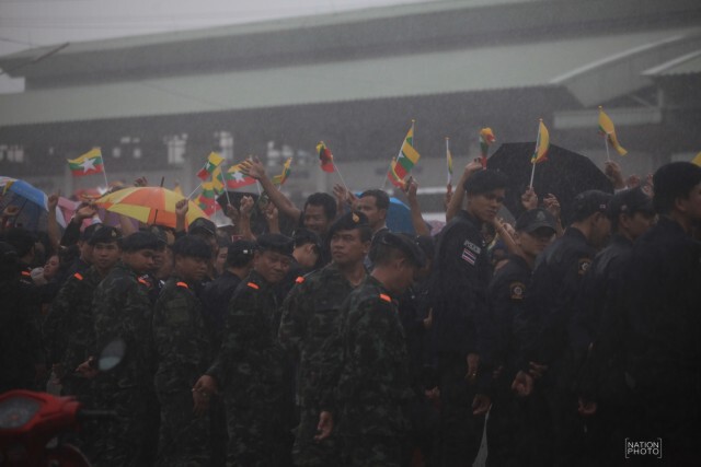 แรงงานเมียนมาร์ ฝ่าสายฝน รอรับ"เมซู"