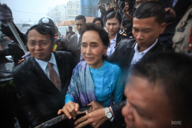 แรงงานเมียนมาร์ ฝ่าสายฝน รอรับ"เมซู"