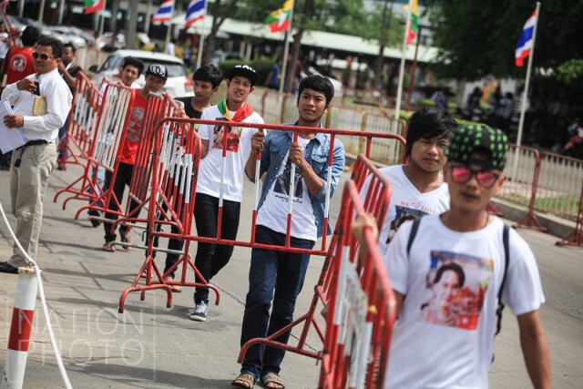 แรงงานเมียนมาร์ รอรับ "ซูจี"ที่ตลาดทะเลไทย สมุทรสาคร