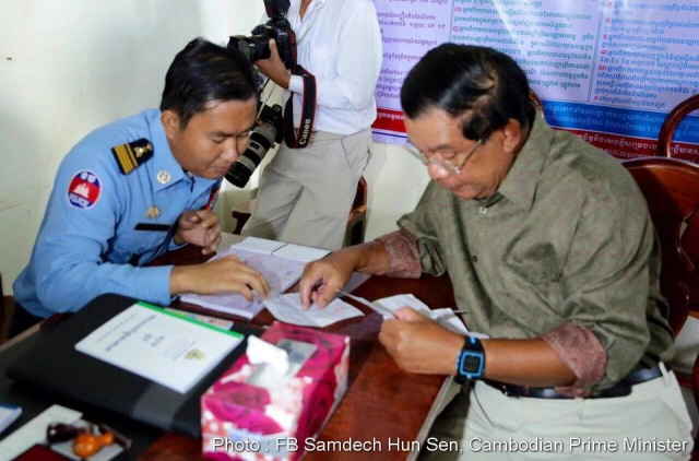 ฮุนเซน ดราม่า!
ขับมอเตอร์ไซค์จ่ายค่าปรับ
โดนใบสั่ง  ไม่สวมหมวกกันน็อค