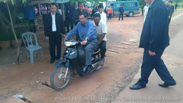 ฮุนเซน ดราม่า!
ขับมอเตอร์ไซค์จ่ายค่าปรับ
โดนใบสั่ง  ไม่สวมหมวกกันน็อค