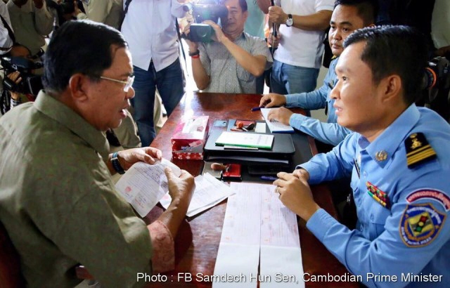 ฮุนเซน ดราม่า!
ขับมอเตอร์ไซค์จ่ายค่าปรับ
โดนใบสั่ง  ไม่สวมหมวกกันน็อค