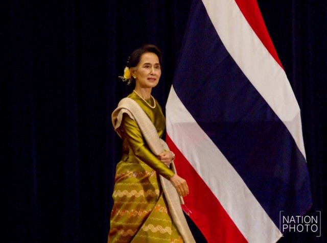 "ซูจี" พบนักศึกษาไทย ชี้ สองประเทศต้องเรียนรู้การอยู่ร่วมกัน