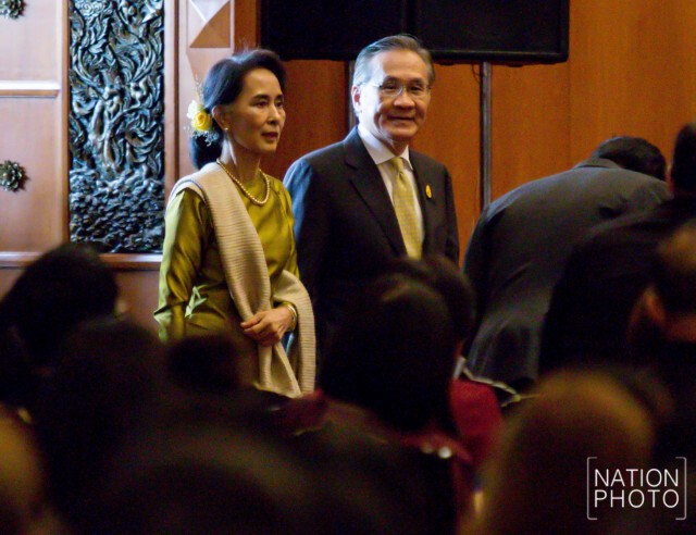 "ซูจี" พบนักศึกษาไทย ชี้ สองประเทศต้องเรียนรู้การอยู่ร่วมกัน