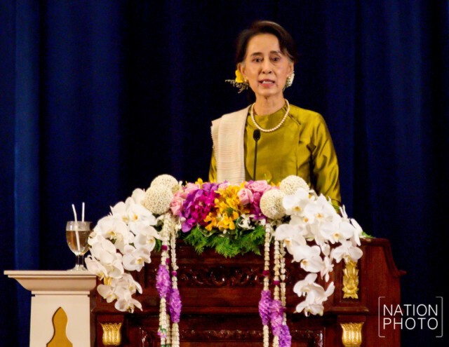 "ซูจี" พบนักศึกษาไทย ชี้ สองประเทศต้องเรียนรู้การอยู่ร่วมกัน