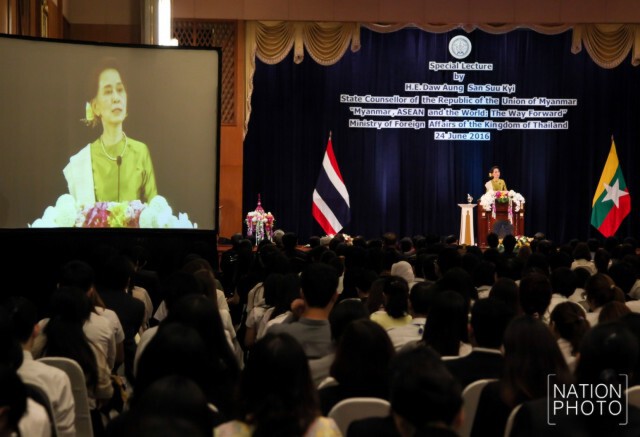"ซูจี" พบนักศึกษาไทย ชี้ สองประเทศต้องเรียนรู้การอยู่ร่วมกัน