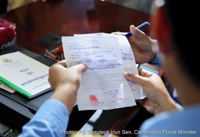 ฮุนเซน ดราม่า!
ขับมอเตอร์ไซค์จ่ายค่าปรับ
โดนใบสั่ง  ไม่สวมหมวกกันน็อค