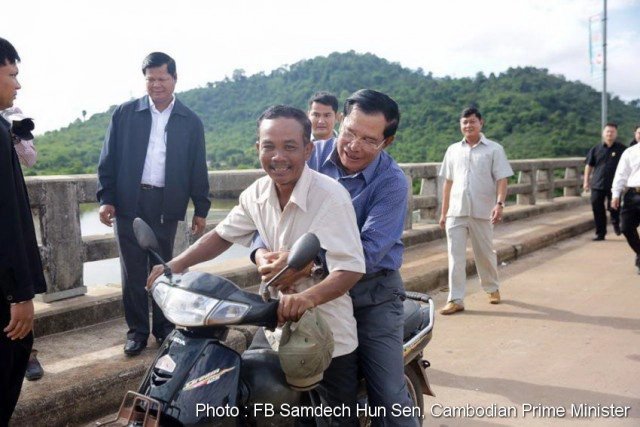 ฮุนเซน ดราม่า!
ขับมอเตอร์ไซค์จ่ายค่าปรับ
โดนใบสั่ง  ไม่สวมหมวกกันน็อค