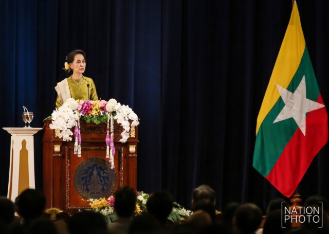 "ซูจี" พบนักศึกษาไทย ชี้ สองประเทศต้องเรียนรู้การอยู่ร่วมกัน