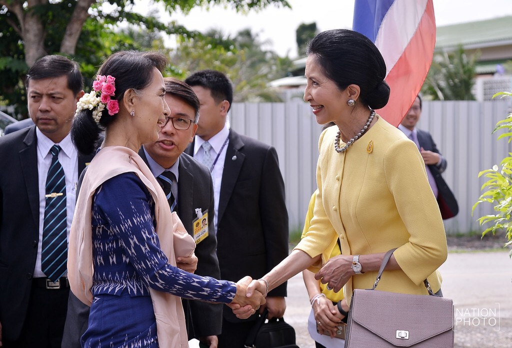 "ซูจี" เยี่ยมชมหมู่บ้านตัวอย่าง ศก.พอเพียง บ้านหัวอ่าว - สามพรานโมเดล จ. นครปฐม "ซูจี" เยี่ยมชมหมู่บ้านตัวอย่าง ศก.พอเพียง บ้านหัวอ่าว - สามพรานโมเดล จ. นครปฐม