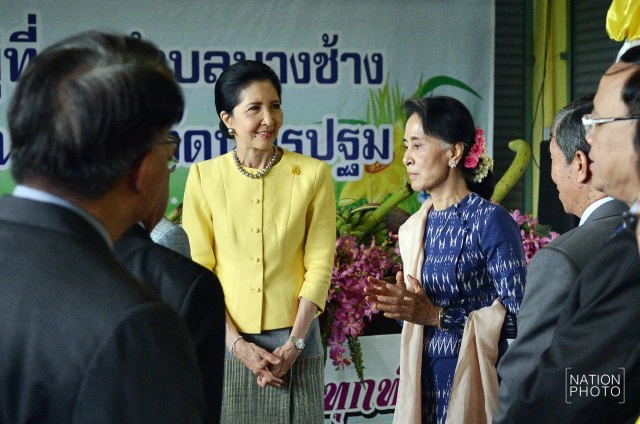 "ซูจี" เยี่ยมชมหมู่บ้านตัวอย่าง ศก.พอเพียง บ้านหัวอ่าว - สามพรานโมเดล จ. นครปฐม