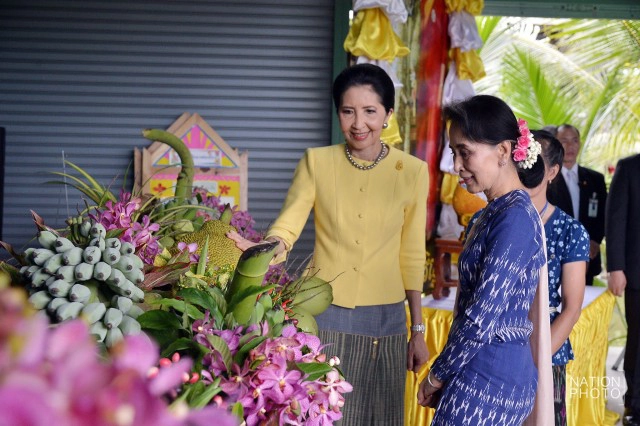 "ซูจี" เยี่ยมชมหมู่บ้านตัวอย่าง ศก.พอเพียง บ้านหัวอ่าว - สามพรานโมเดล จ. นครปฐม