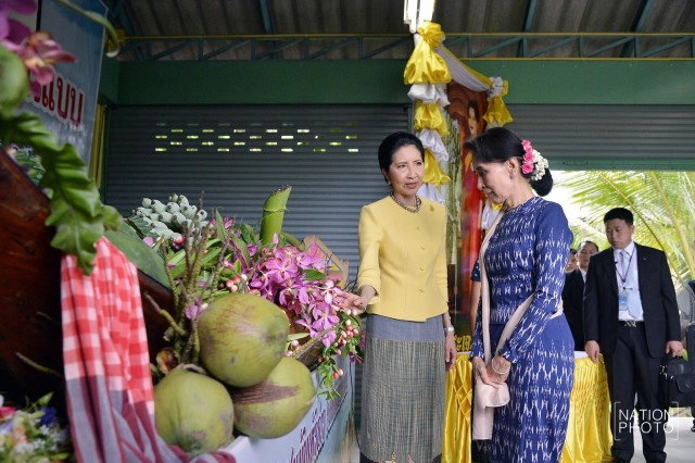 "ซูจี" เยี่ยมชมหมู่บ้านตัวอย่าง ศก.พอเพียง บ้านหัวอ่าว - สามพรานโมเดล จ. นครปฐม