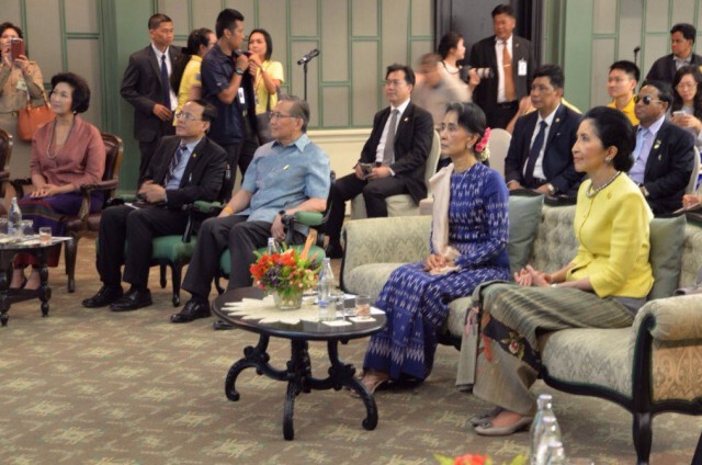 ภริยานายกฯต้อนรับซูจีพาเยี่ยมชมหมู่บ้านศก.พอเพียง