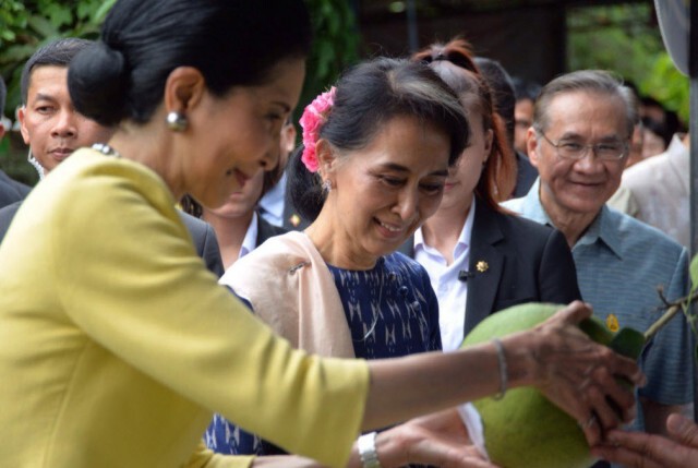 ภริยานายกฯต้อนรับซูจีพาเยี่ยมชมหมู่บ้านศก.พอเพียง