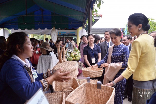 "ซูจี" เยี่ยมชมหมู่บ้านตัวอย่าง ศก.พอเพียง บ้านหัวอ่าว - สามพรานโมเดล จ. นครปฐม