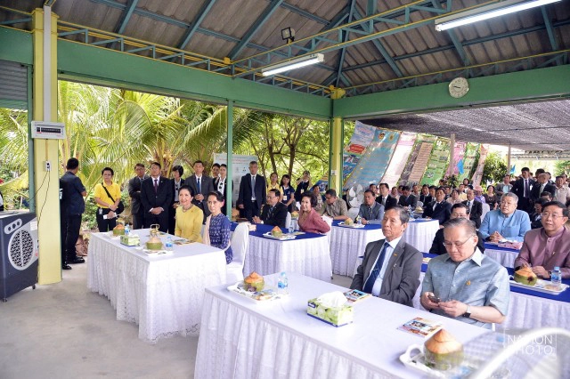 "ซูจี" เยี่ยมชมหมู่บ้านตัวอย่าง ศก.พอเพียง บ้านหัวอ่าว - สามพรานโมเดล จ. นครปฐม