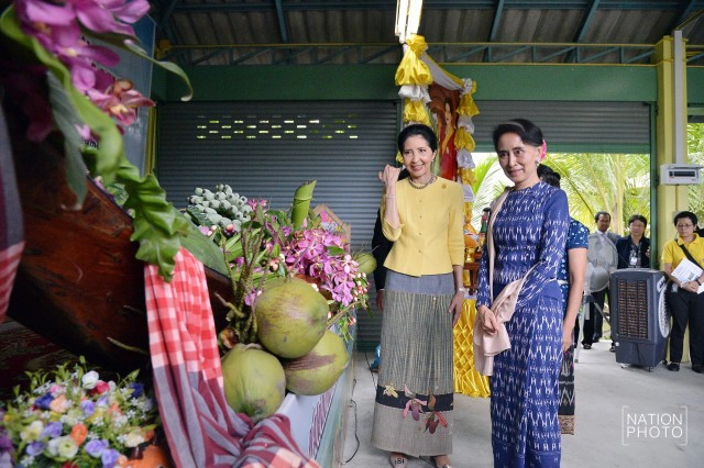 "ซูจี" เยี่ยมชมหมู่บ้านตัวอย่าง ศก.พอเพียง บ้านหัวอ่าว - สามพรานโมเดล จ. นครปฐม