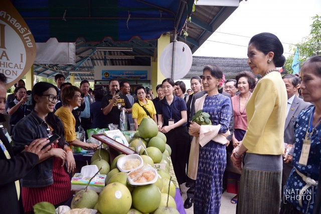 "ซูจี" เยี่ยมชมหมู่บ้านตัวอย่าง ศก.พอเพียง บ้านหัวอ่าว - สามพรานโมเดล จ. นครปฐม