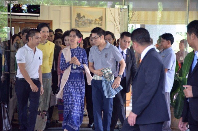 ภริยานายกฯต้อนรับซูจีพาเยี่ยมชมหมู่บ้านศก.พอเพียง