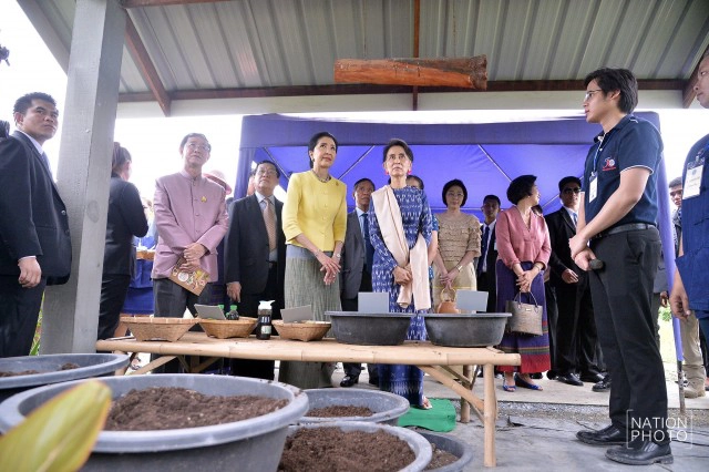 "ซูจี" เยี่ยมชมหมู่บ้านตัวอย่าง ศก.พอเพียง บ้านหัวอ่าว - สามพรานโมเดล จ. นครปฐม