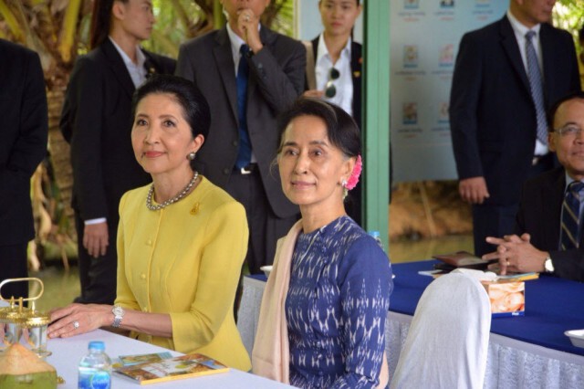 ภริยานายกฯต้อนรับซูจีพาเยี่ยมชมหมู่บ้านศก.พอเพียง