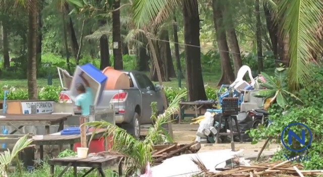 สนธิกำลังนับร้อยบุกรื้อร้าน
รุกริมหาดลายัน
ชาวบ้านโวยไม่เช็คบิลรายใหญ่