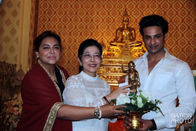 สุดารัตน์ -  ฮิมานชู โซนิ
อัญเชิญผ้า ห่มบูชาพระบรมสารีริกธาตุ วัดสระเกศฯ