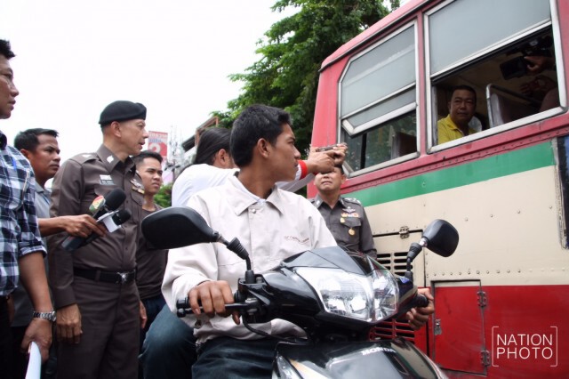 รวบแล้ว! 2 โจ๋ สาดกระสุนใส่คู่อริ
บนรถเมล์ย่านมีนบุรี