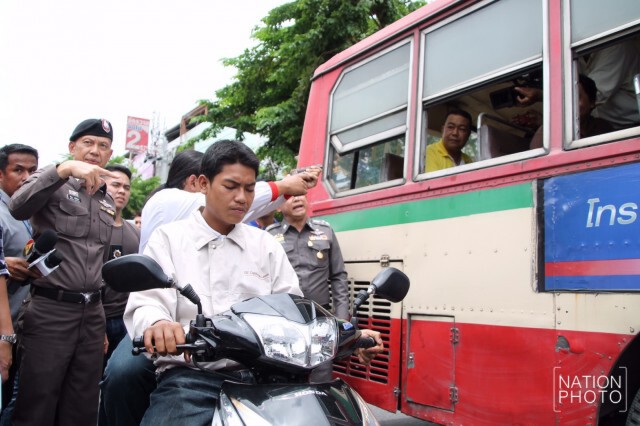 รวบแล้ว! 2 โจ๋ สาดกระสุนใส่คู่อริ
บนรถเมล์ย่านมีนบุรี