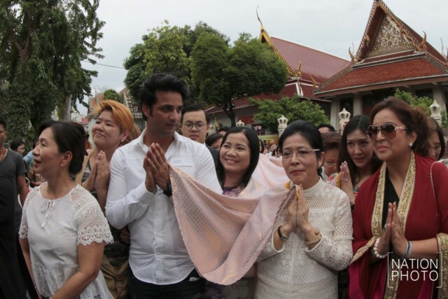 สุดารัตน์ -  ฮิมานชู โซนิ
อัญเชิญผ้า ห่มบูชาพระบรมสารีริกธาตุ วัดสระเกศฯ