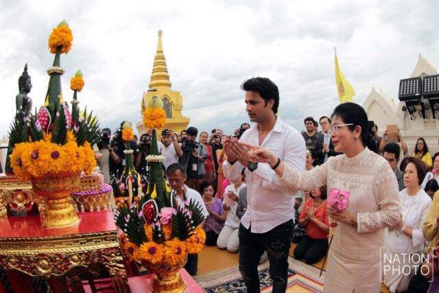 สุดารัตน์ -  ฮิมานชู โซนิ
อัญเชิญผ้า ห่มบูชาพระบรมสารีริกธาตุ วัดสระเกศฯ