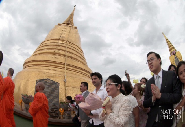 สุดารัตน์ -  ฮิมานชู โซนิ
อัญเชิญผ้า ห่มบูชาพระบรมสารีริกธาตุ วัดสระเกศฯ