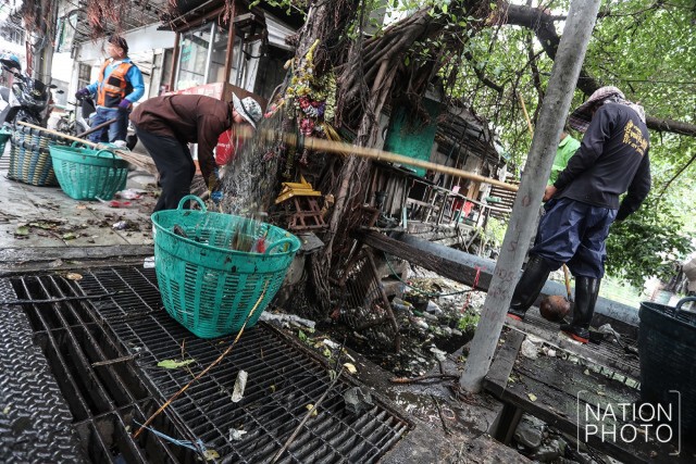 กทม.เก็บขยะในคลองกะจะ พบท่อนไม้ใหญ่ ขวางน้ำรอระบาย
