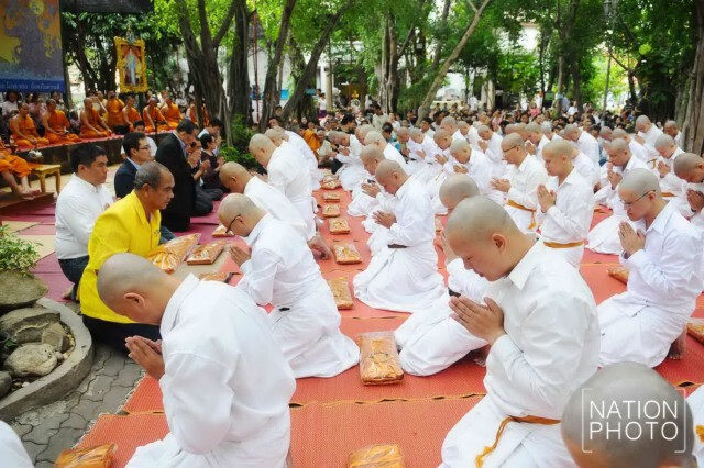 "อภิสิทธิ์" เป็นประธาน พิธีอุปสมบทหมู่เฉลิมพระเกียรติฯ วัดชลประทานรังสฤษดิ์