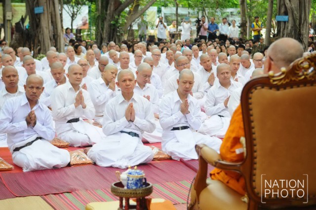 "อภิสิทธิ์" เป็นประธาน พิธีอุปสมบทหมู่เฉลิมพระเกียรติฯ วัดชลประทานรังสฤษดิ์