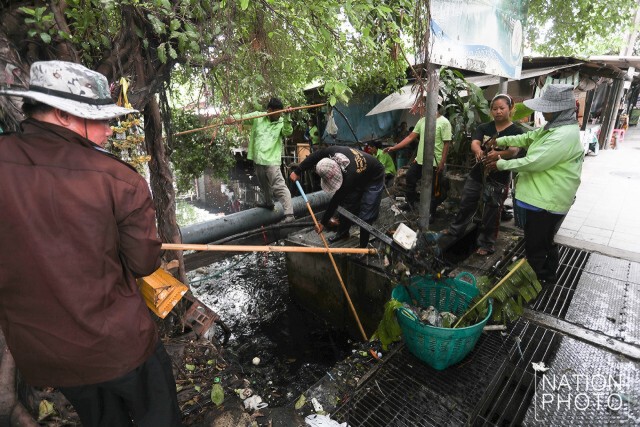 กทม.เก็บขยะในคลองกะจะ พบท่อนไม้ใหญ่ ขวางน้ำรอระบาย