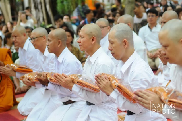 "อภิสิทธิ์" เป็นประธาน พิธีอุปสมบทหมู่เฉลิมพระเกียรติฯ วัดชลประทานรังสฤษดิ์