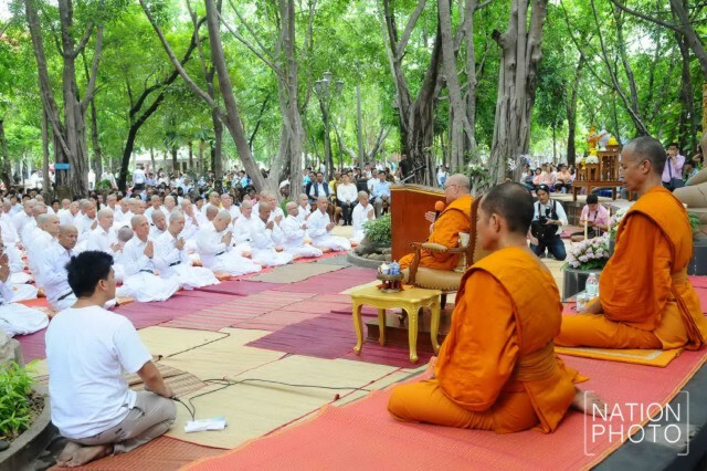 "อภิสิทธิ์" เป็นประธาน พิธีอุปสมบทหมู่เฉลิมพระเกียรติฯ วัดชลประทานรังสฤษดิ์